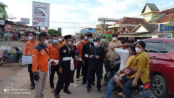 Bupati Mesuji Bersama PSHT Bagikan Takjil Dan Masker Gratis
