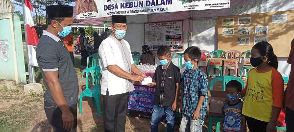 Salurkan Bantuan Kepada Yatim-Orang Jompo, Pemerintah Desa Kebun Dalam Gandeng Karang Taruna Dan BPD