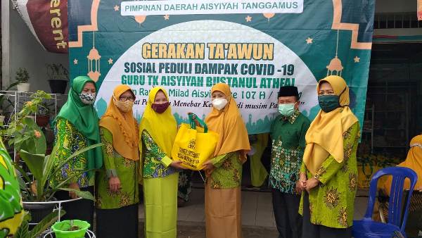 Ikatan Guru Aisyiyah Bustanul Athfal Tanggamus Bersama PDA Tanggamus Bagikan Paket Idul Fitri Kepada Tenaga Honorer