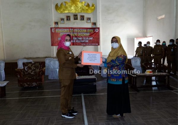 Bupati Winarti Serahkan Intensif Kepada Nakes Dan Honorer SMP Negeri 1 Sidoharjo