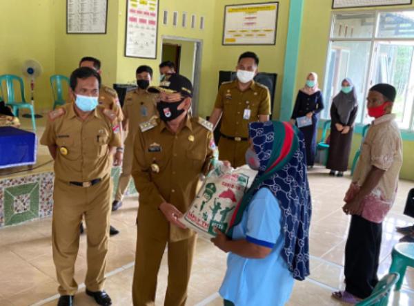 Bupati Saply TH Bagikan Beras Kepada 177 Kepala Keluarga