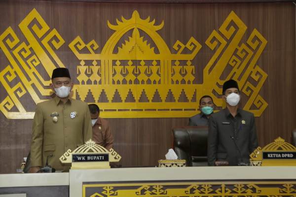 Rapat Paripurna DPRD Pringsewu Dengan Agenda Keputusan Tentang Rekomendasi LKPJ Bupati