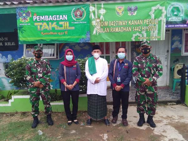 PWI Way Kanan Bersama Kodim 0427/WK Bagikan Takjil Di Ponpes Al-Ikhlas Kampung Negeri Baru