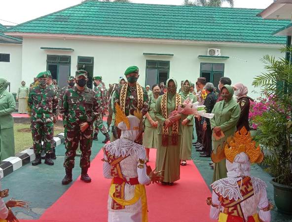 Darem 043 /Gatam Bersama Ketua Persit Kunjungi Kodim 0429 Lampung Timur