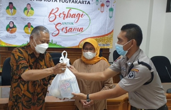 Fraksi Golkar DPRD Kota Yogya Salurkan Bantuan Untuk Cleaning Service, Satpam, Hingga Pers
