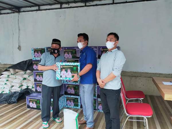 Bupati Saply TH Serahkan Bingkisan Kepada Awak Media