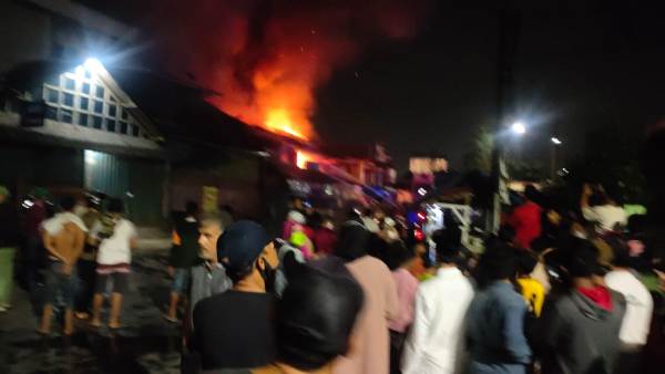 Ruko Mie Ayam Hidayat Samping Rumah Pajabat Ludes Terbakar