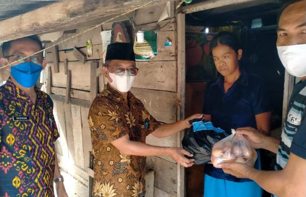Jelang Hari Raya Idul Fitri 1442 Hijriah, Camat Lawang Wetan Salurkan 150 Paket Sembako 