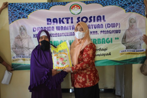 DWP Kemenag Pringsewu Bagikan Paket Sembako Kepada Warga Yang Membutuhkan