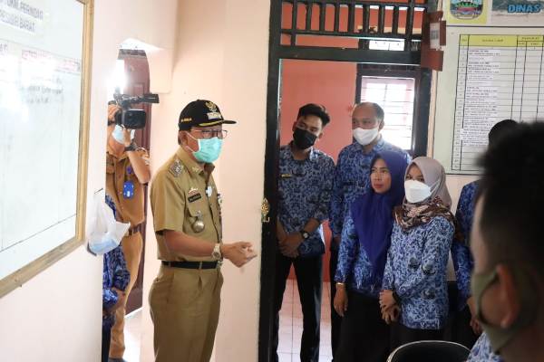 Hari Pertama Kerja Usai Libur Lebaran Bupati Agus Istiqlal Sidak Ke Beberapa OPD