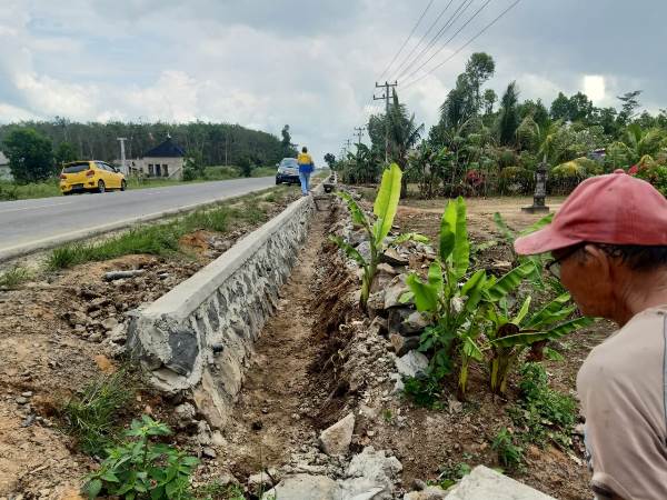 Tak Sesuai Spek, Talud di Sepanjang Jalan Simpang Asahan-Simpang SPUD Dibongkar