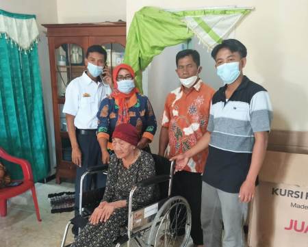 Ketua IPSM Lampung Berikan Kursi Roda Kepada Mbah Warsi