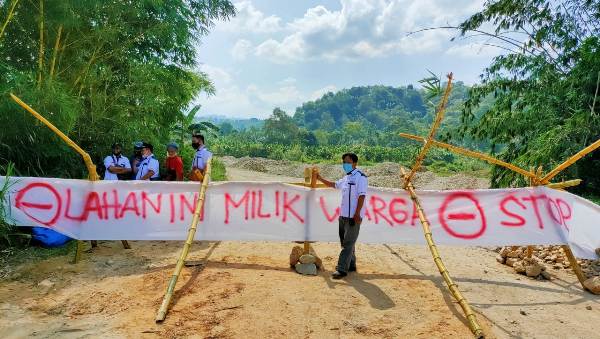 Warga Portal Lahan Kebun Yang Dijadikan Jalan Tanpa Izin Oleh PT PJA
