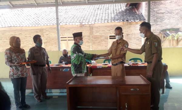 Hermawan Serahkan Tampuk Kepemimpinan Desa Kubu Batu Kepada Murhayyun