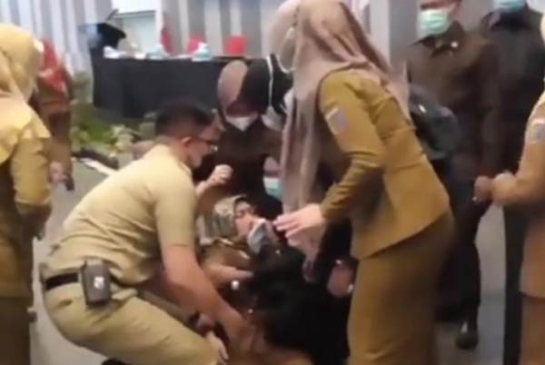 Sempat Cerita Sedang Hamil, Nunik “Tumbang” Usai Sambutan di Novotel