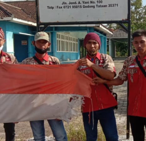 Ketua GML Ganti Bendera Merah Putih Milik Dinas Perikanan Kabupaten Pesawaran Yang Lusuh Dan Sobek,