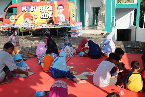 Anak-anak Antusias Baca Dan Bermain Bersama Mobil Baca Ade di Masjid An-Nur Gunung Terang