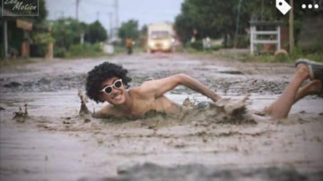 Lapor Pak Gubernur, Jalan Semuli Raya-Abung Surakarta Jadi Kubangan Sejak 2016 Tak Diperbaiki Pemuda Protes Buat Kreasi Berenang