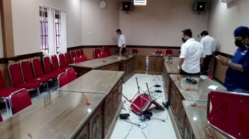 Kisruh Rapat LKPJ Bak Bruce Lee Anggota Fraksi PDIP Ngamuk Hamtam Dua Anggota Dewan Dengan Doubel Stik