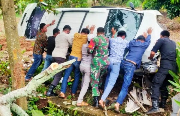 Mobil Plat Banten Tabrak Pohon di Jalintim Sukadana Satu Remaja Cidera Berat
