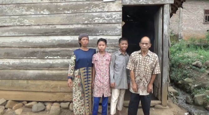 Potret Kemiskinan Di Kabupaten Tanggamus: Satu Keluarga Di Antarbrak Tinggal Disebuah Gubuk Kecil Dan Tak Layak