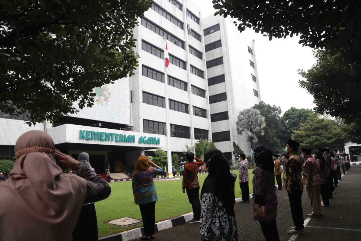 Tiap Tanggal 17, ASN Kemenag Hormat Bendera Merah Putih dan Doa