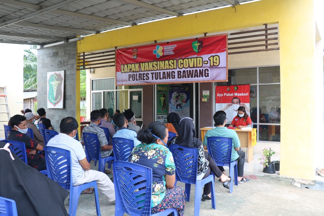 Vaksinasi Massal Hari Pertama, Polres Tulang Bawang Layani Puluhan Warga