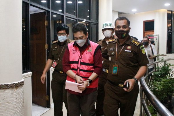 Setelah Diperiksa, Tersangka Korupsi Izin Tambang Ditahan