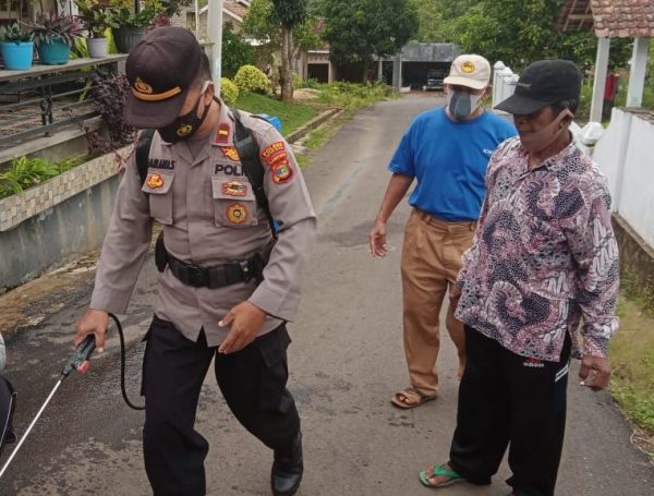 Binmas Polsek Sidomulyo Bersama Kades Pimpin Penyemprotan Disinfektan di Desa Selorejo