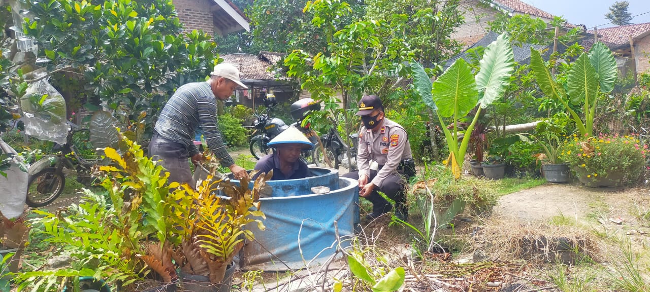 Kanit Binmas Sidomulyo Dampingi Perangkat Desa Rampungkan Program Tong Sampah Tiap Rumah