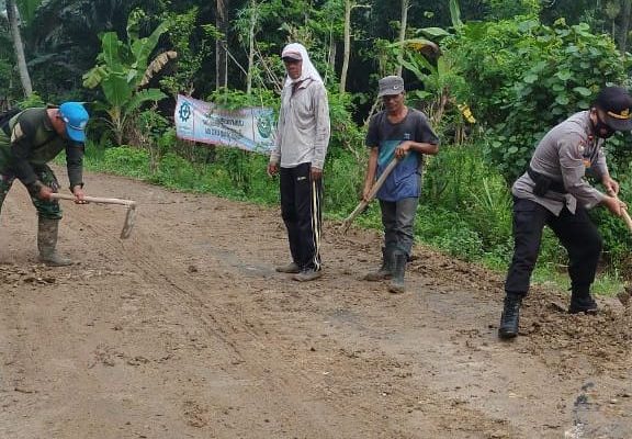 Respon Cepat Keluhan Warga Kanit Binmas Kordinasi Babinsa dan Kades Bersihkan Jalan