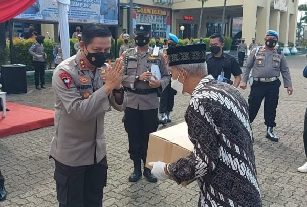 Rangkaian HUT Ke-75 Bhayangkara Polda Lampung Salurkan Puluhan Ribu Paket Sembako Masker dan Handsanitizer