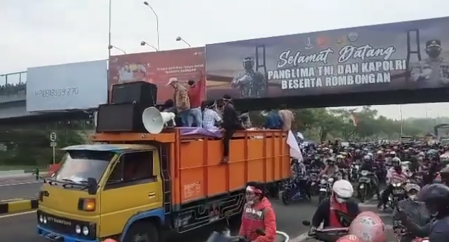 Massa Demo Warga Madura Terobos Penyekatan di Suramadu