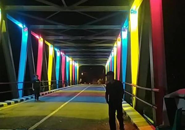 Kepala Pekon Belu Sulap Jembatan Jadi Lebih Indah Pada Malam Hari