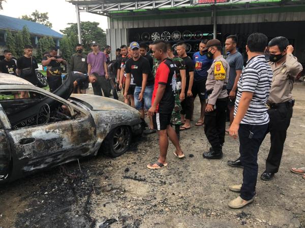 Sedan Timor Milik Anggota Kompi Senapan A 143/TWEJ Terbakar