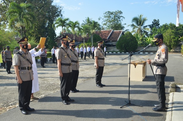 Kapolres Tulang Bawang Pimpin Upacara Sertijab Kabag Sumda dan Kapolsek Dente Teladas