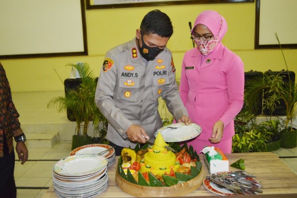 Kapolres Tulang Bawang Minta Dua Personelnya Tetap Menjadi Mitra Kamtibmas