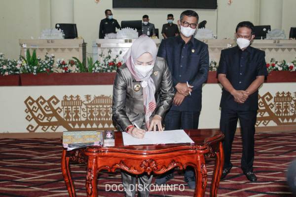 Bupati Winarti Hadiri Rapat Paripurna DPRD Tuba Dengan Agenda pembicaraan Pengesahan Rancangan Perubahan KUA Dan PPAS Perubahan APBD Tahun 2021