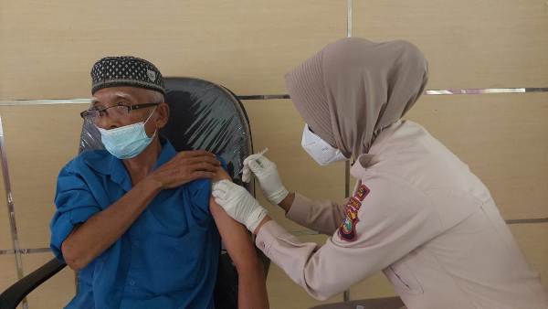 Peringatan Hari Bhayangkara Ke-75: Polres Tanggmus Vaksinasi Masyarakat Sekitar Mapolres