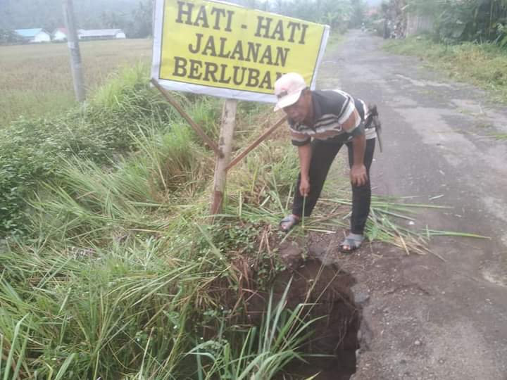Warga Minta Pemerintah Segera Perbaiki Jalan Raya Mada Jaya