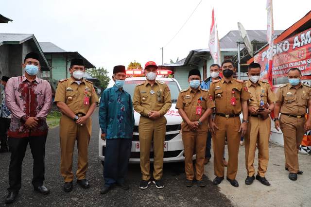 Bupati Parosil Serahkan Bantuan di Pekon Tanjung Raya