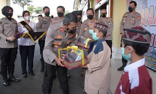 Rangkaian HUT Bhayangkara Ke-75, Kapolda Lampung Khitan Gratis 100 Anak