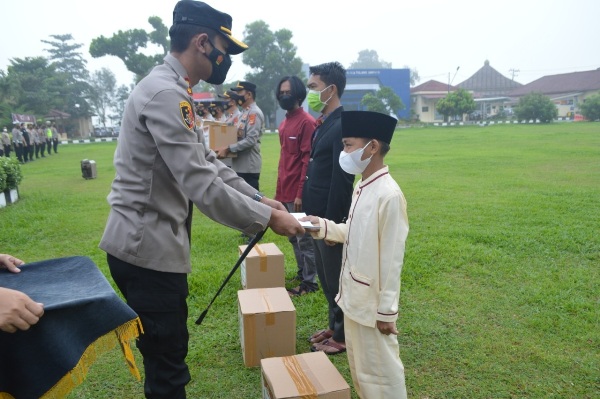 Sambut Hari Bhayangkara ke-75, Polres Tulang Bawang Bagikan Ribuan Paket Sembako