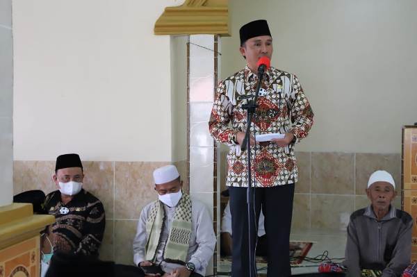 Safari Jum’at: Bupati Lambar Serahkan Kelengkapan Alat Ibadah di Masjid Al-Barokah Wai Tenong