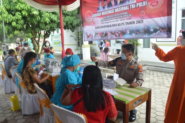 Warga Ikuti Vaksinasi Covid-19 Polres Tulang Bawang 