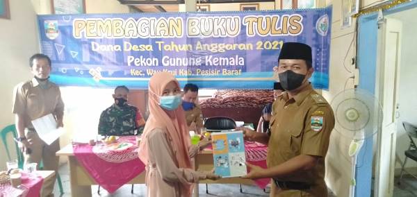 Pemerintah Pekon Gunung Kemala Bagikan Ribuan Buku Tulis Kepada Pelajar SD Hingga SMA