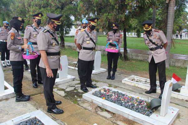 Polda Lampung Ziarah Dan Tabur Bunga Di Makam Pahlawan