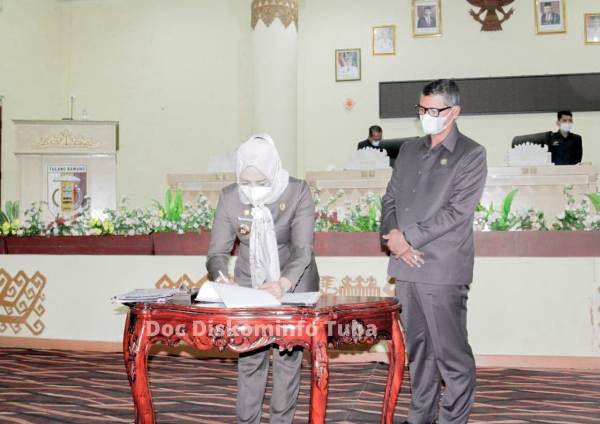 Bupati Winarti Hadiri Paripurna DPRD Tuba Dengan Ageda Pembicaraan Tingkat II Raperda Perubahan APBD 2021