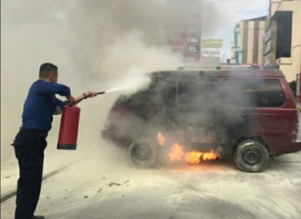 Ngecor BBM Pake Jerigen di SPBU 126 Antasari Mobil Carry Merah Ludes Terbakar