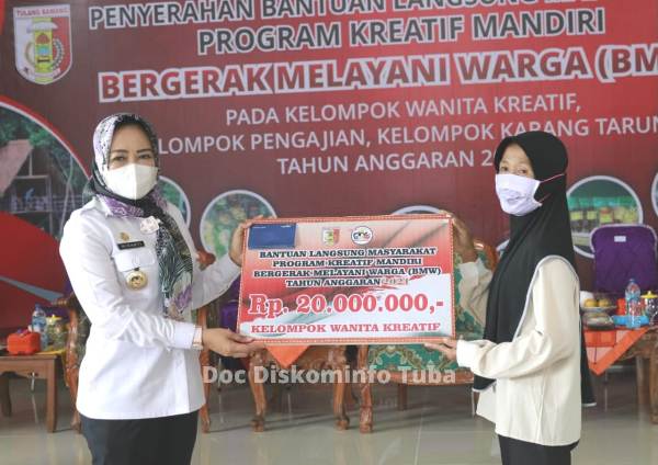 Bupati Tuba Serahkan Bantuan Langsung Program Kreatif Mandiri Bergerak Melayani Warga Tahun 2021